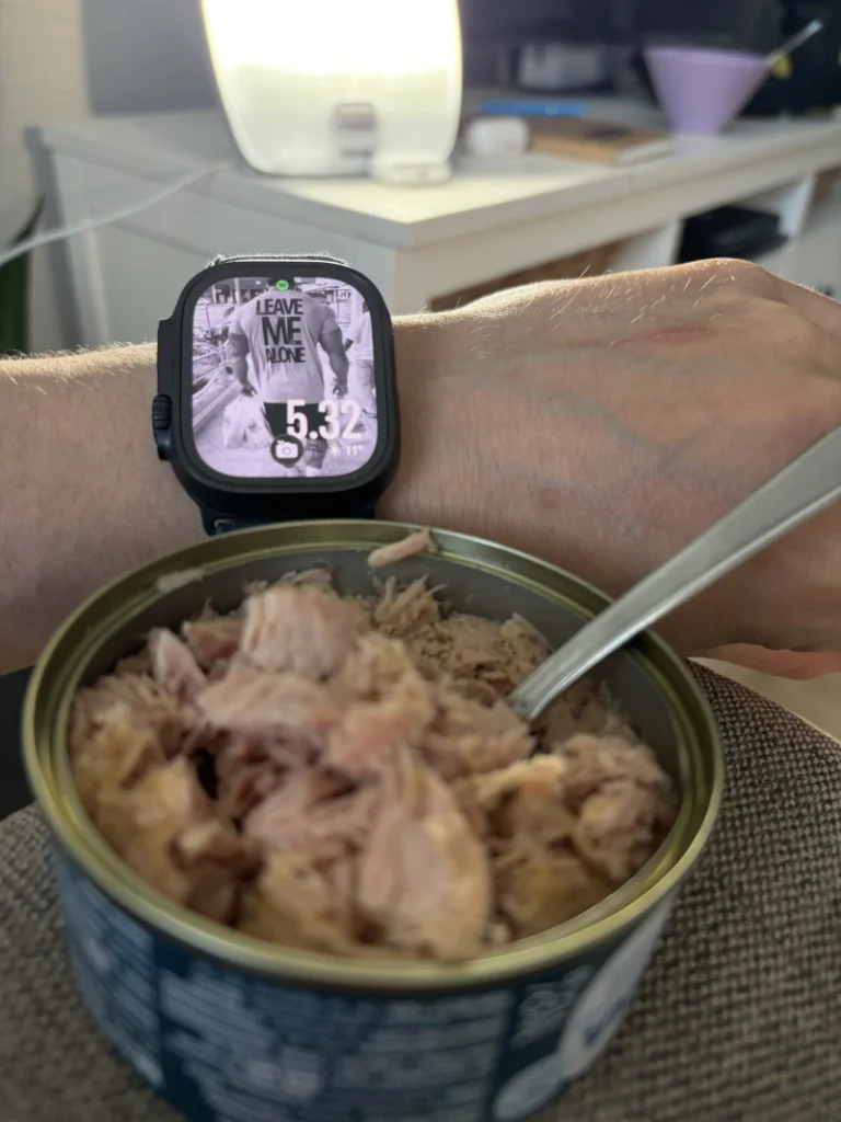 Aamiainen. Tonnikalaa ja kaurapuuroa.